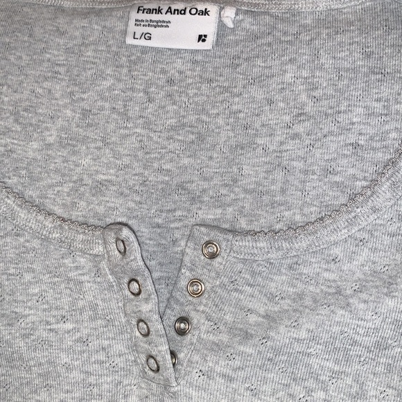 Frank and Oak cropped gray T-shirt with scoop neck and snap front - Picture 5 of 5